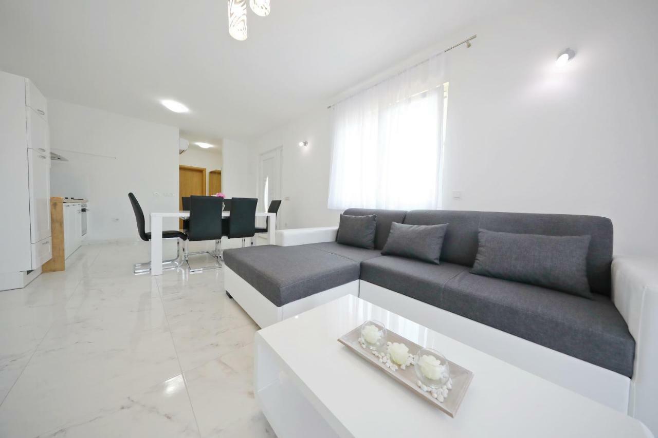 Apartmani Vlado Mitar Sukosan Bagian luar foto