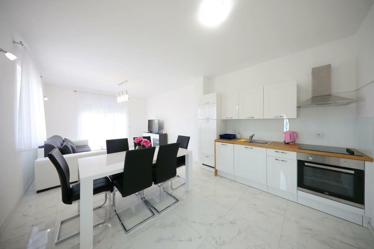 Apartmani Vlado Mitar Sukosan Bagian luar foto
